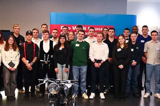 Gruppenbild der Preisträgerinnen und Preisträger der Deutschen Meisterschaft im Handwerk aus der Region Heilbronn-Franken.
