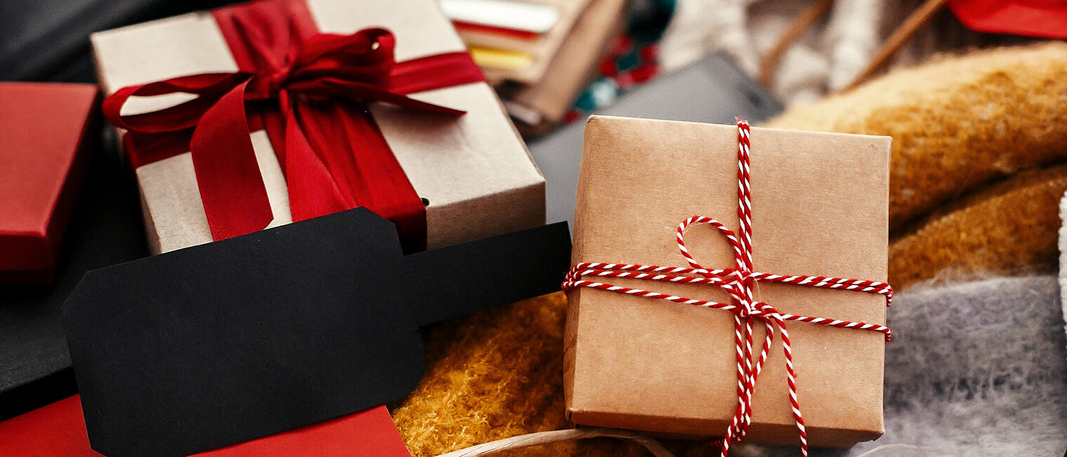 Mehrere Geschenke liegen auf einer Decke.