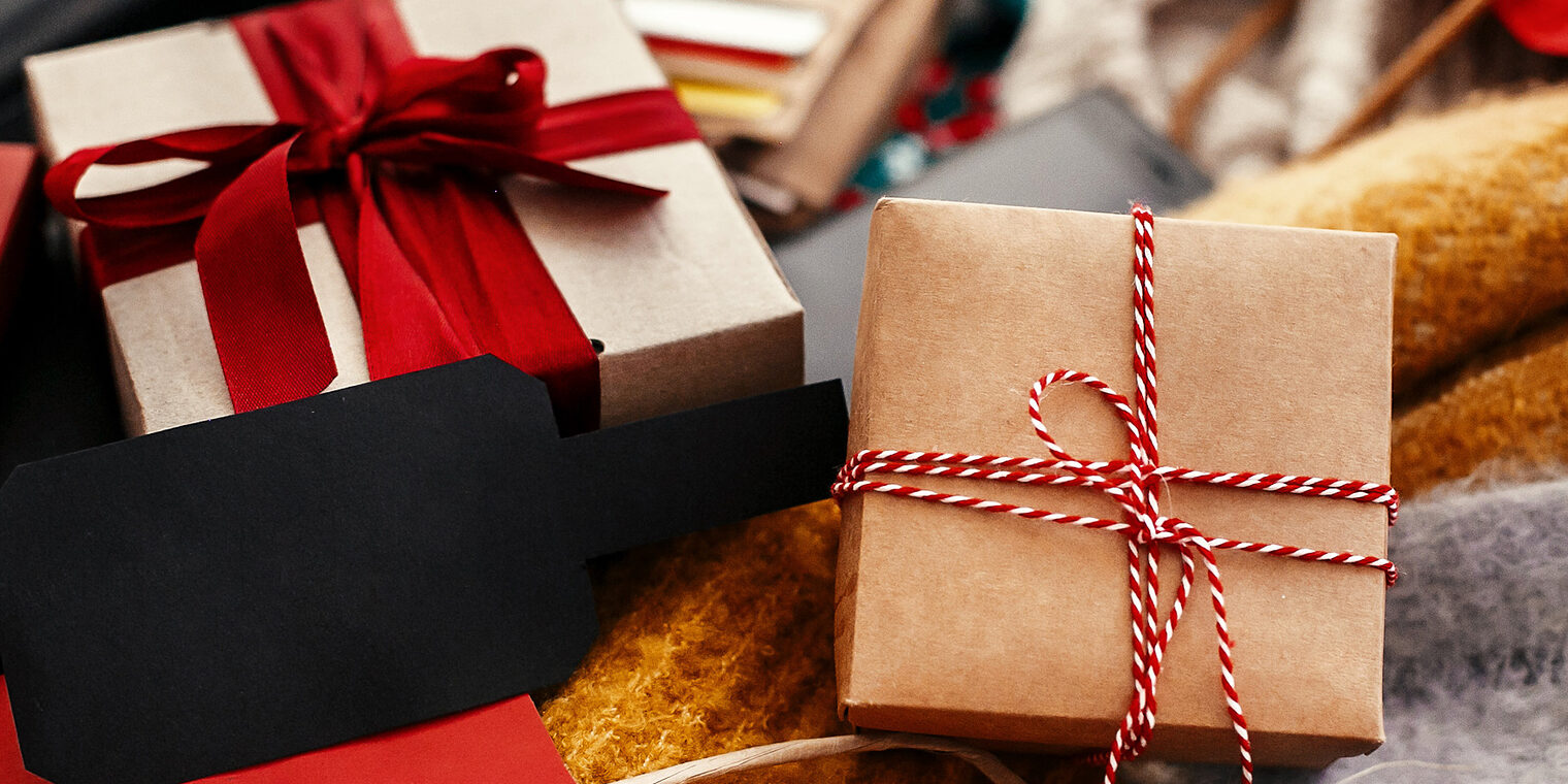 Mehrere Geschenke liegen auf einer Decke.