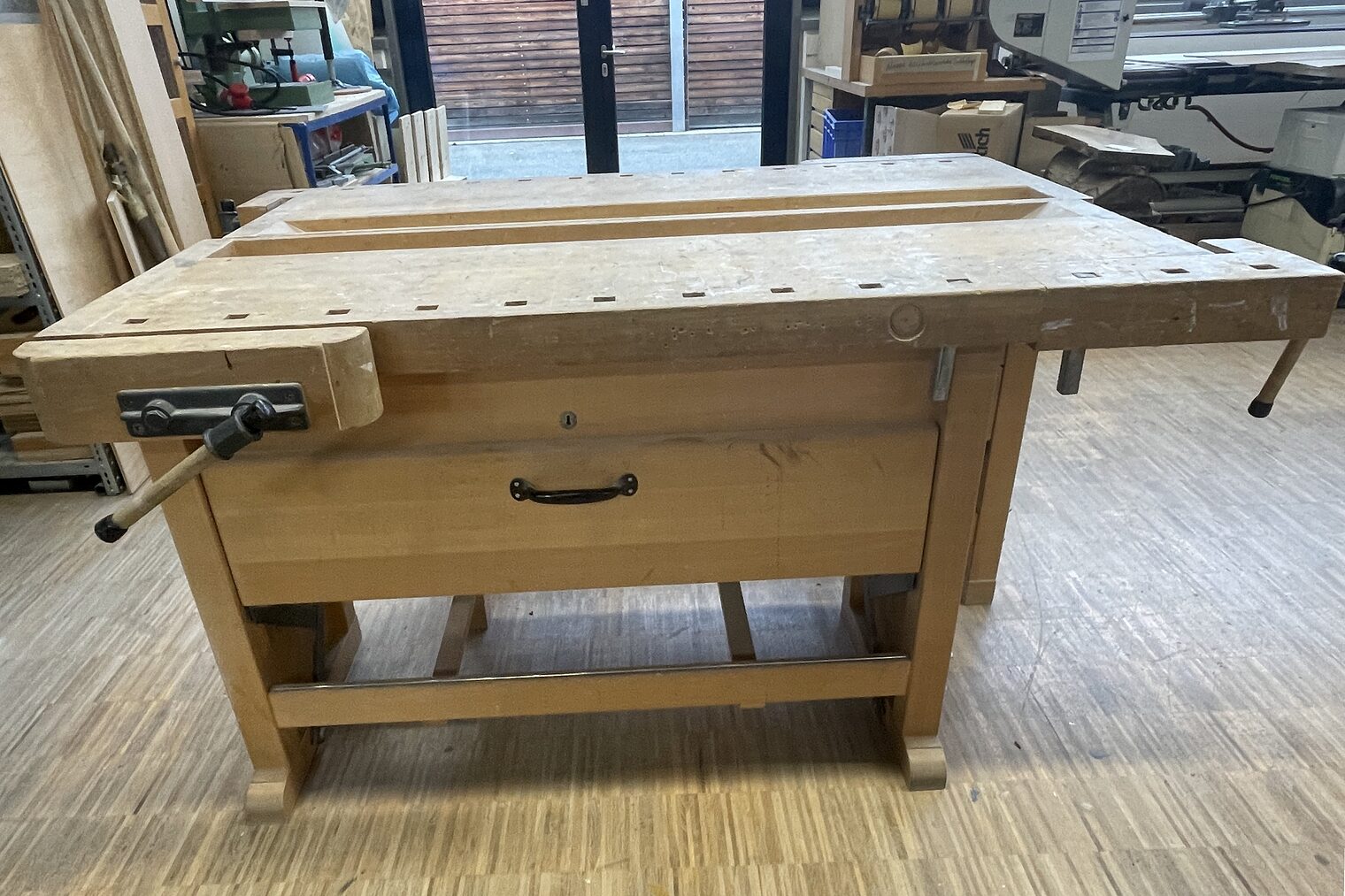  Hobelbank in einer Werkstatt