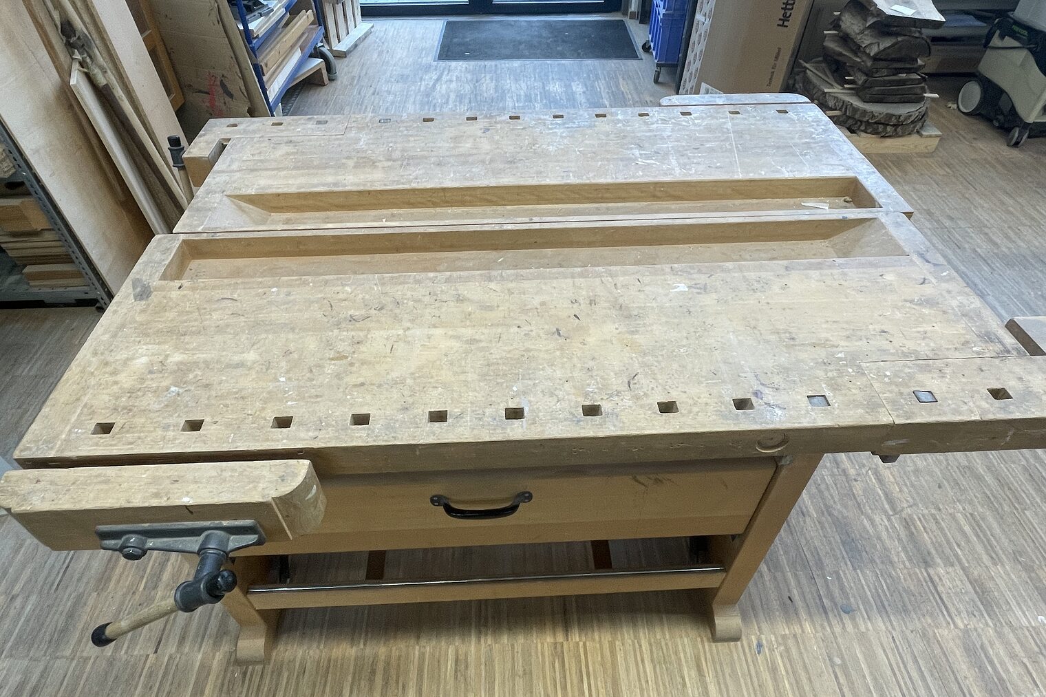 Hobelbank von oben mit Blick auf die Tischplatte