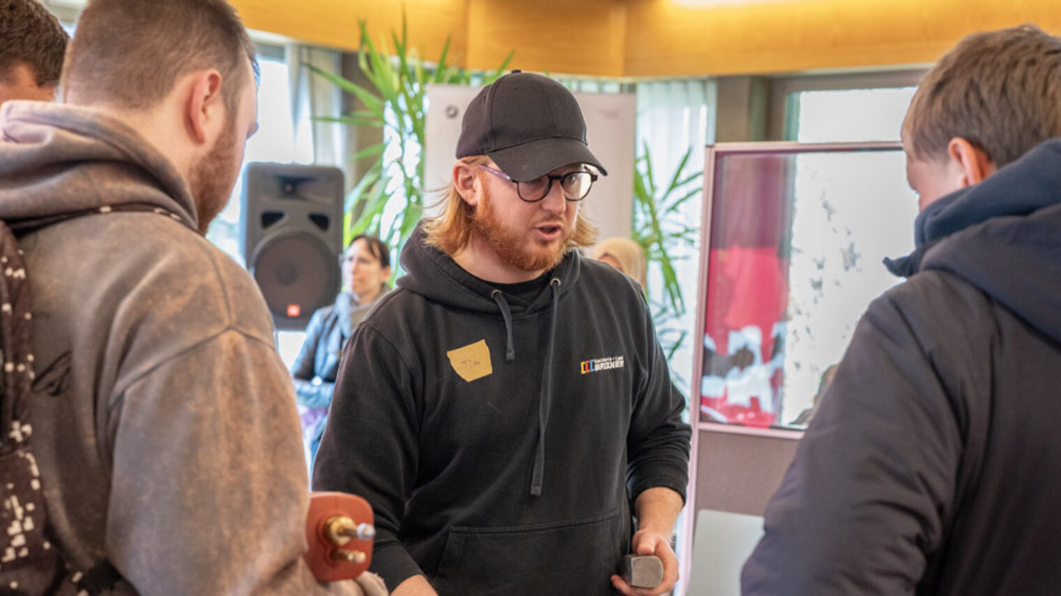 Ein Mann unterhält sich mit vier Jugendlichen. 