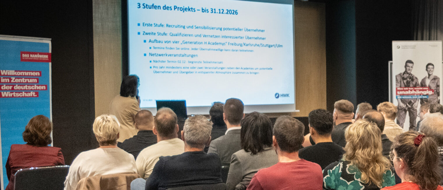 Referentin präsentiert vor einem größeren Publikum