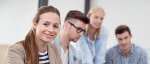 Gruppe mit zwei jungen Frauen und zwei jungen Männern.